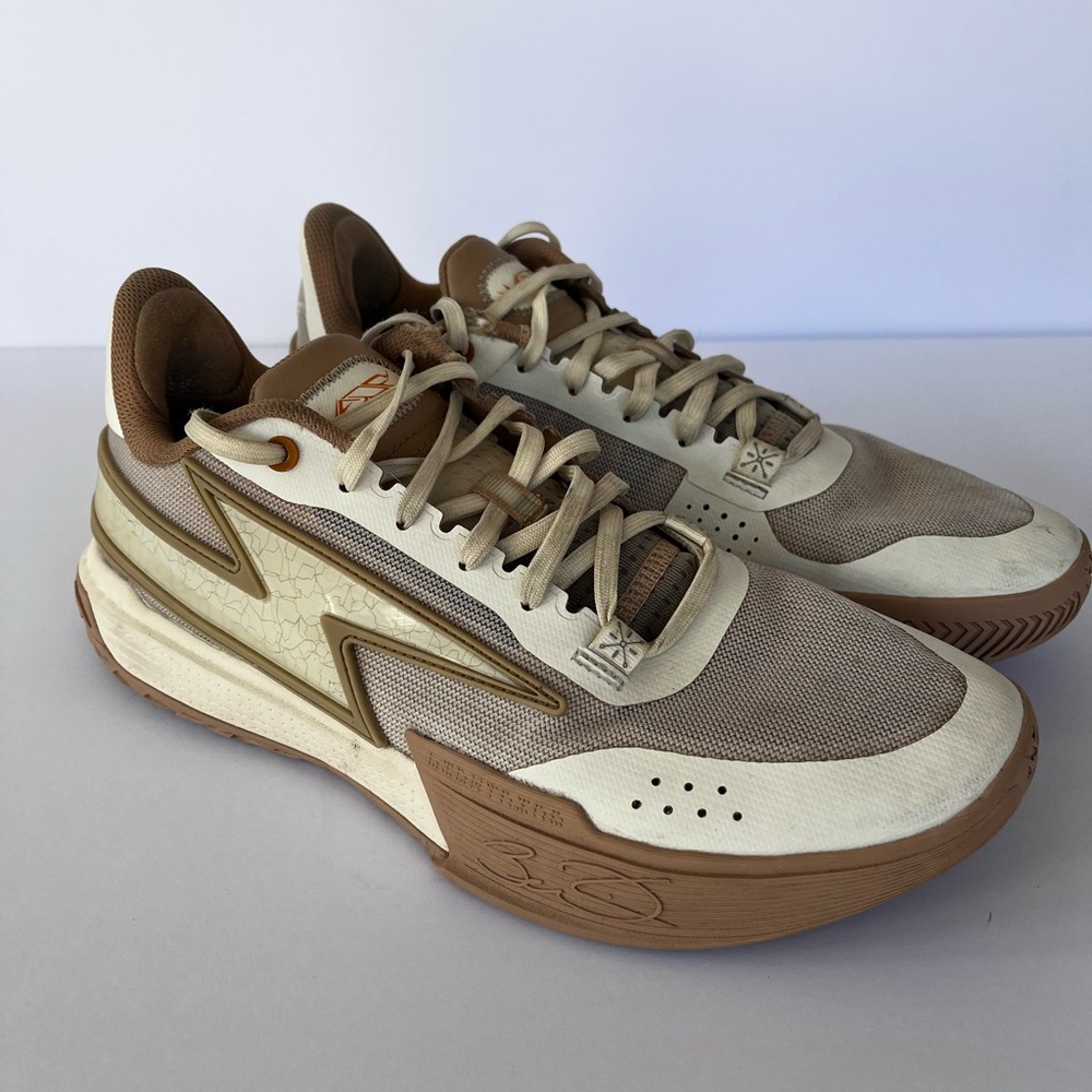 Li-Ning Wade Flash in the 'Beige' colorway. Sneakers in Beige and Brown.